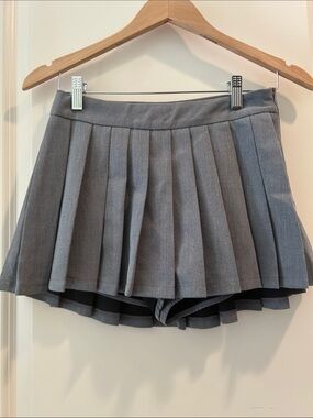 W Studio Gray Pleated mini Skort Shorts  side zipper closure Women’s size M